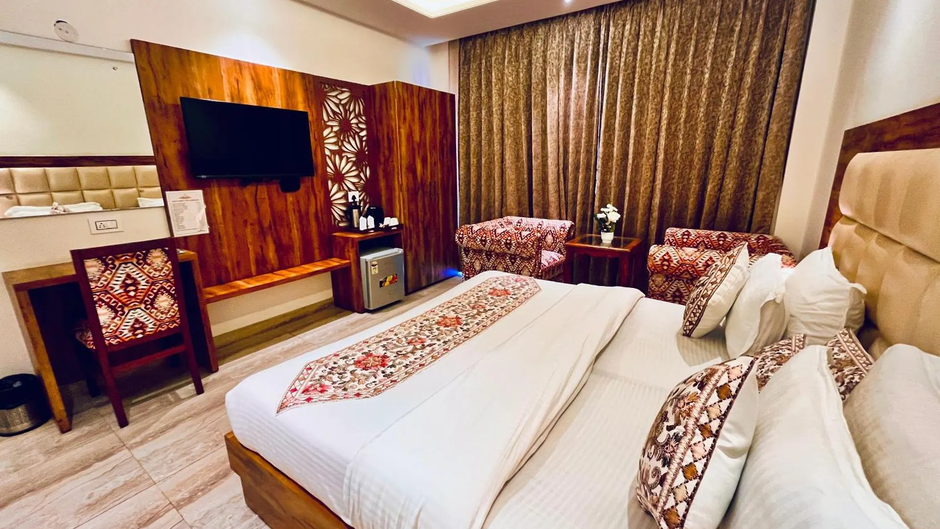 ****  Amaravati Royal Palace Hotel Agra  India